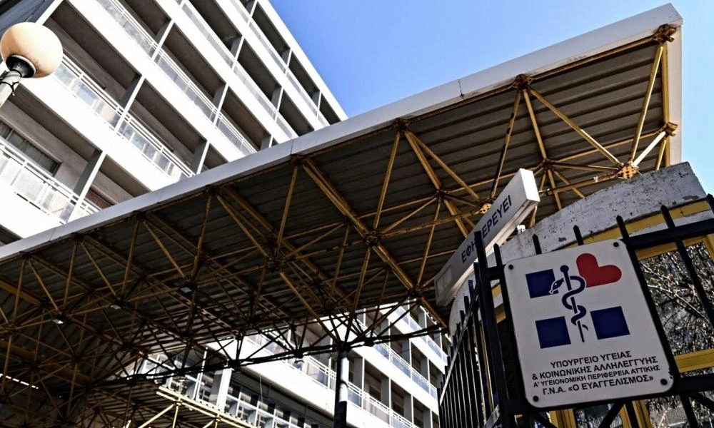 Ένταση στον «Ευαγγελισμό»: Πέταξαν μπογιές σε μηχάνημα ωρομέτρησης